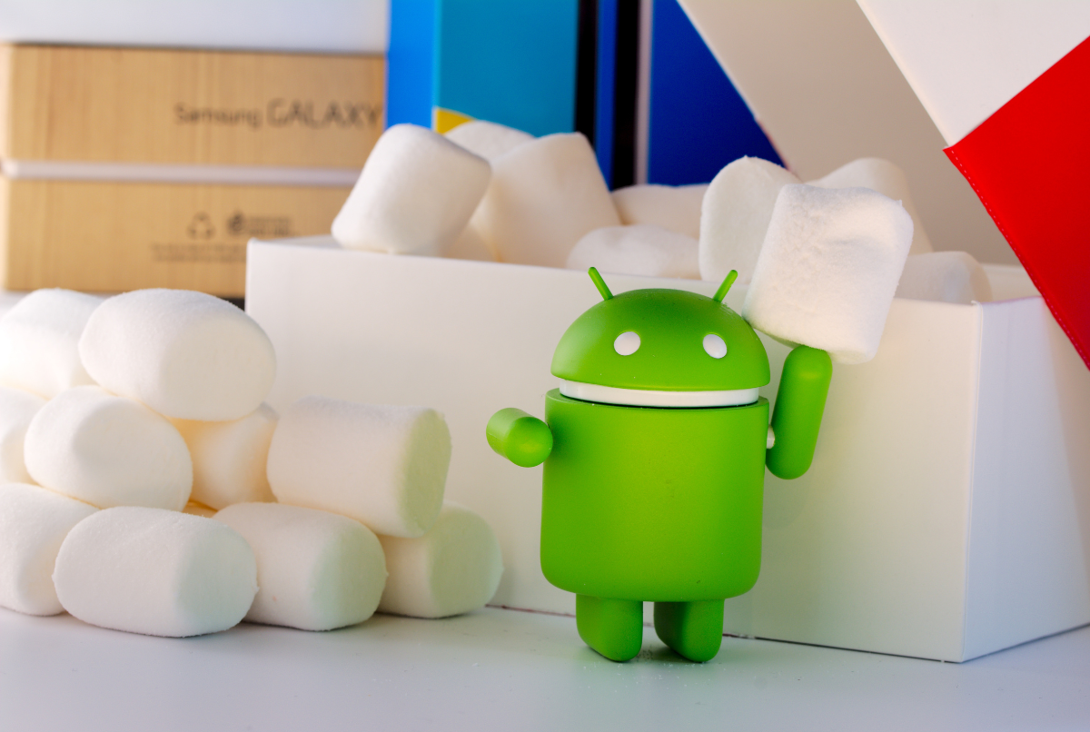 "Maskot Android di tengah balok pengaman, melambangkan aplikasi keamanan Android yang melindungi perangkat Anda."