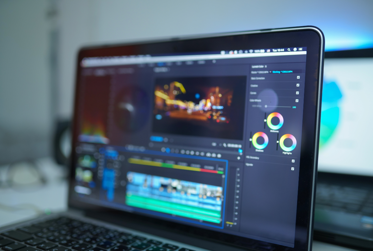 Antarmuka perangkat lunak editing video di laptop dengan timeline, preview jendela, dan kontrol warna