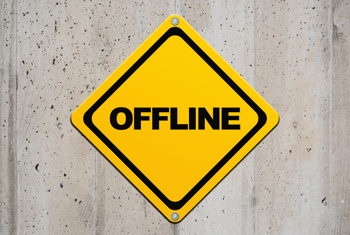 Rambu lalu-lintas kuning bertuliskan “OFFLINE”, simbol mode game tanpa internet
