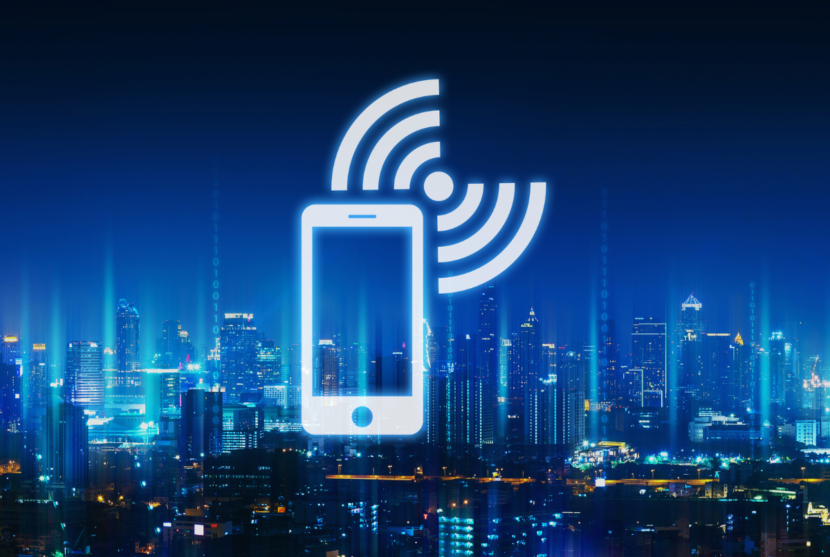 Ilustrasi smartphone terhubung Wi-Fi di tengah jaringan kota malam, konsep hemat