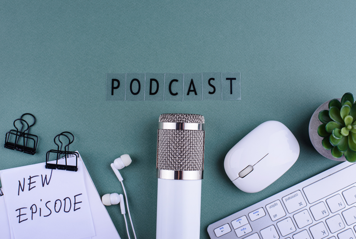 Podcast edukasi dengan mikrofon dan buku catatan, ilustrasi media belajar fleksibel