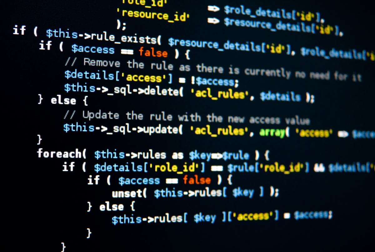 Tampilan kode pemrograman dasar yang mewakili proses belajar skill coding dasar secara mandiri dari rumah.