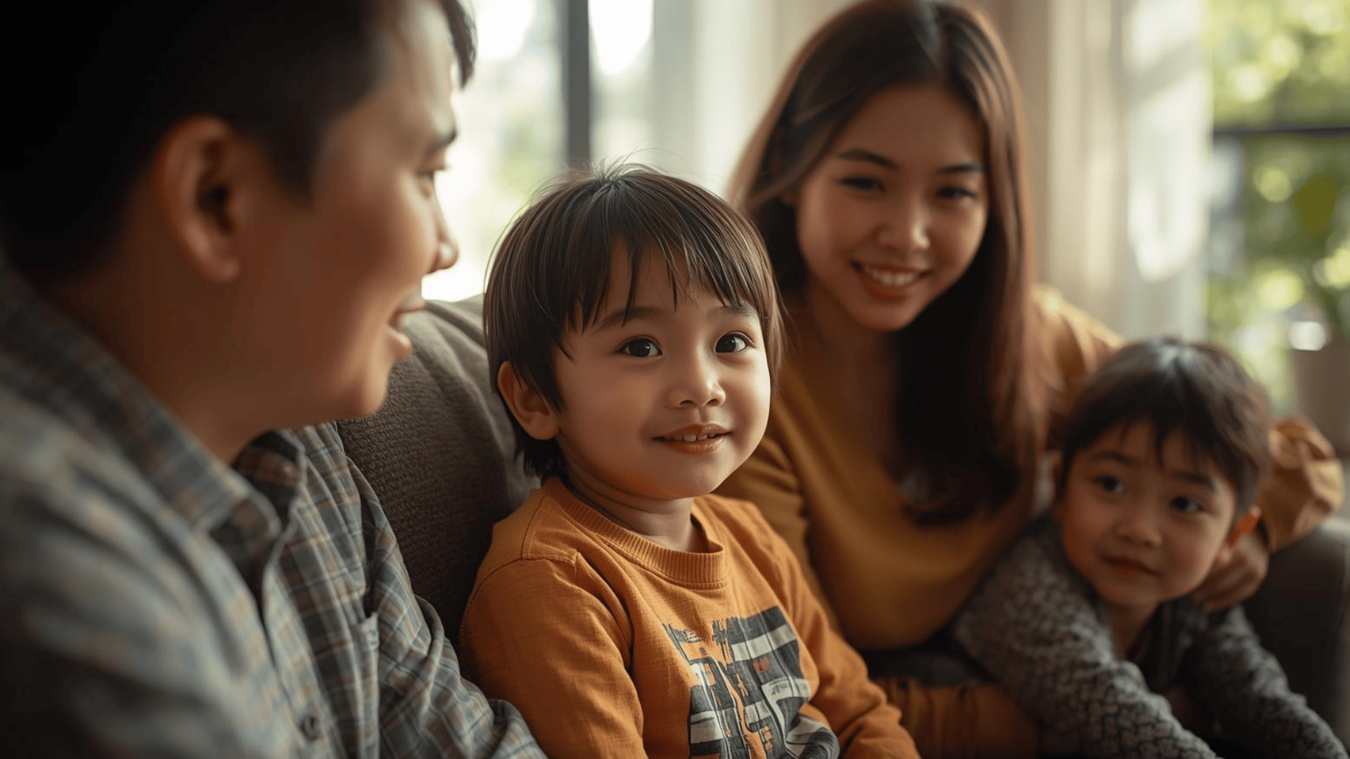 Orang tua dan anak berdiskusi hangat sebagai bagian dari pendidikan karakter anak